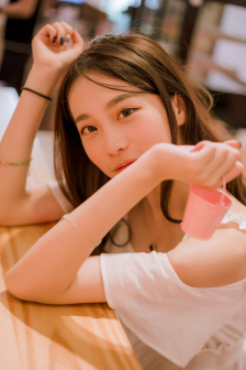 一边亲一边摸全身视频